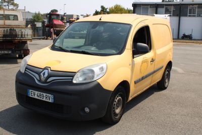 une camionnette jaune garée sur un parking à côté d'un camion