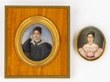 deux portraits encadrés représentant une femme et un homme en tenue de cérémonie