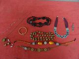 beaucoup de bijoux posés à même le sol