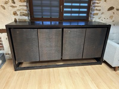 Buffet en bois noirci ouvrant par quatre portes striées, acc…