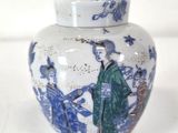 un vase blanc orné d'un motif bleu et blanc