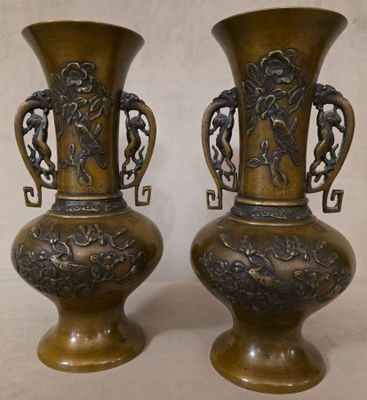 deux vases posés côte à côte sur une table