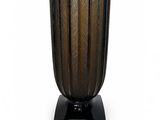 un vase en verre posé sur un socle noir