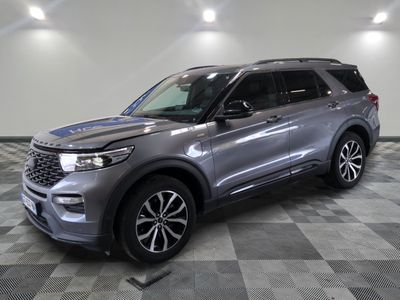 Un Ford Explorer gris de 2020 est exposé dans un showroom
