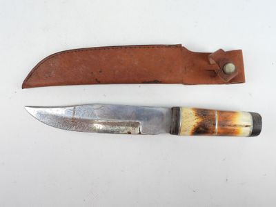 une image représentant un couteau et son fourreau sur un fond blanc