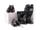 deux paires de chaussures noires pour bébé et une paire de chaussures noires pour bébé