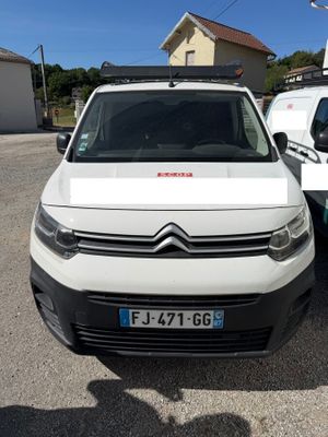 La camionnette blanche est garée sur le parking, à côté de la camionnette blanche.