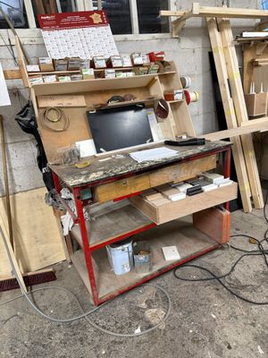 un ordinateur posé sur un établi dans un garage