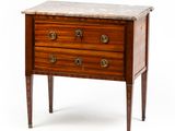 une commode avec un plateau en marbre posée sur un piètement en bois