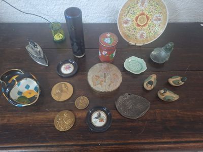 une table sur laquelle se trouvent de nombreux objets différents