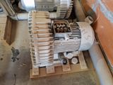 un moteur posé sur une palette contre un mur