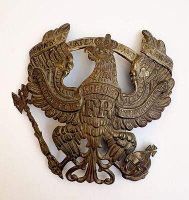 un aigle en métal coiffé d'une couronne