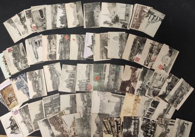 un lot de vieilles photos en noir et blanc sur une table