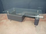 une table en verre sur laquelle se trouve un lavabo, dans une pièce