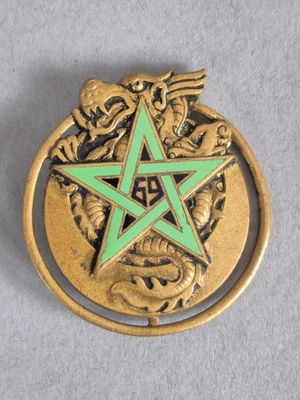 une image représentant un pentagramme doré et vert orné d'une étoile verte