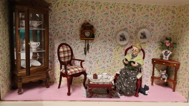 Diorama. Composition miniature, dans une vitrine en bois, vitre e...