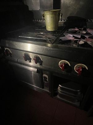 une casserole posée sur une cuisinière dans une pièce sombre