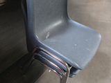 une chaise qui se trouve devant un bureau