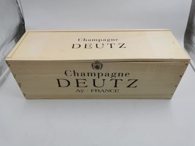 La boîte est vide et prête à être remplie de champagne