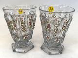 deux vases en verre posés sur une table