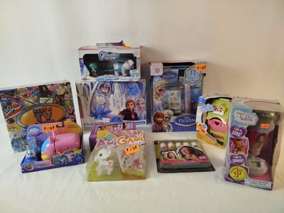 un grand nombre de jouets posés sur une table