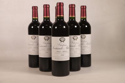six bouteilles de vin rouge sont alignées sur une table