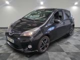 La Toyota Yaris est garée sur un sol à damier dans un garage.