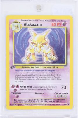 un gros plan d'une carte Pokémon sur fond blanc