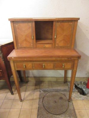 un petit bureau surmonté d'un meuble