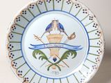 une assiette décorative ornée d'un motif bleu et blanc