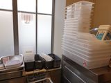 une pile de récipients en plastique posée sur le plan de travail de la cuisine