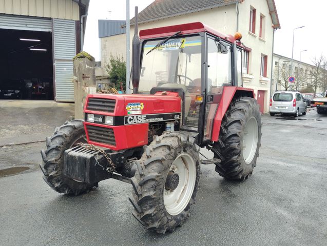 Tracteur agricole CASE INTERNATIONAL 833 en très bon état général...