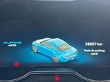 une photo d'un écran numérique intégré au tableau de bord d'une voiture