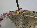 un parapluie en papier d'où sort un manche