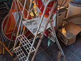 beaucoup de vieux appareils électroménagers et une chaise dans une pièce