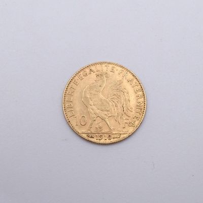 gros plan d'une pièce d'or sur une surface blanche