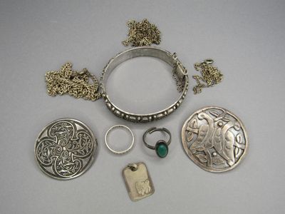 beaucoup d'objets en argent qui se trouvent sur la table