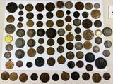 beaucoup de pièces de monnaie posées sur la table, accompagnées d'une étiquette indiquant leur prix