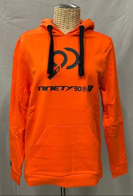 un gros plan sur un sweat à capuche orange porté par un mannequin