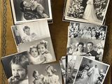 plusieurs vieilles photos en noir et blanc représentant des personnes et des enfants
