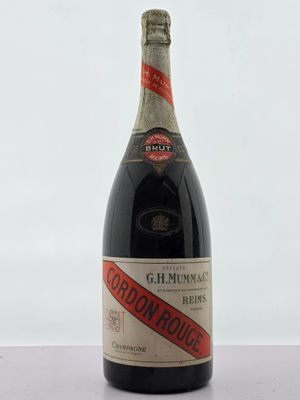 l'image d'une bouteille de vin posée sur une table