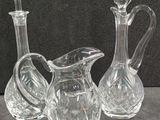 trois vases en verre posés sur une table l'un à côté de l'autre