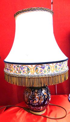 une lampe posée sur une table avec un fond rouge