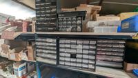 Sur la mezzanine : les étagères cornières non vendues dans l… (photo 3)
