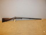 un fusil posé sur une table près d'un mur