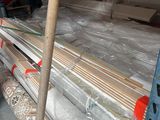 de nombreux rouleaux de bois sur les étagères de l'entrepôt