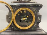 une horloge surmontée d'une loupe