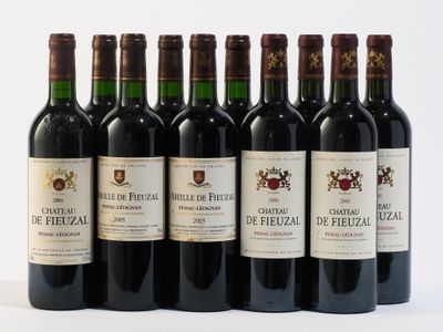 six bouteilles de vin rouge alignées sur une surface blanche