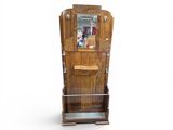 une vitrine en bois surmontée d'un miroir