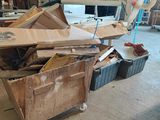 un gros tas de bois posé sur une charrette dans une pièce